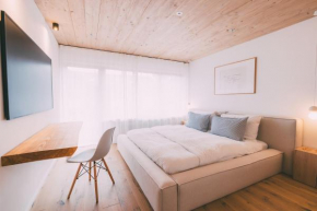 Zentrales Zimmer mit Bergblick in bewohnter Eigentumswohnung